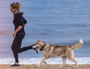 chica running perro